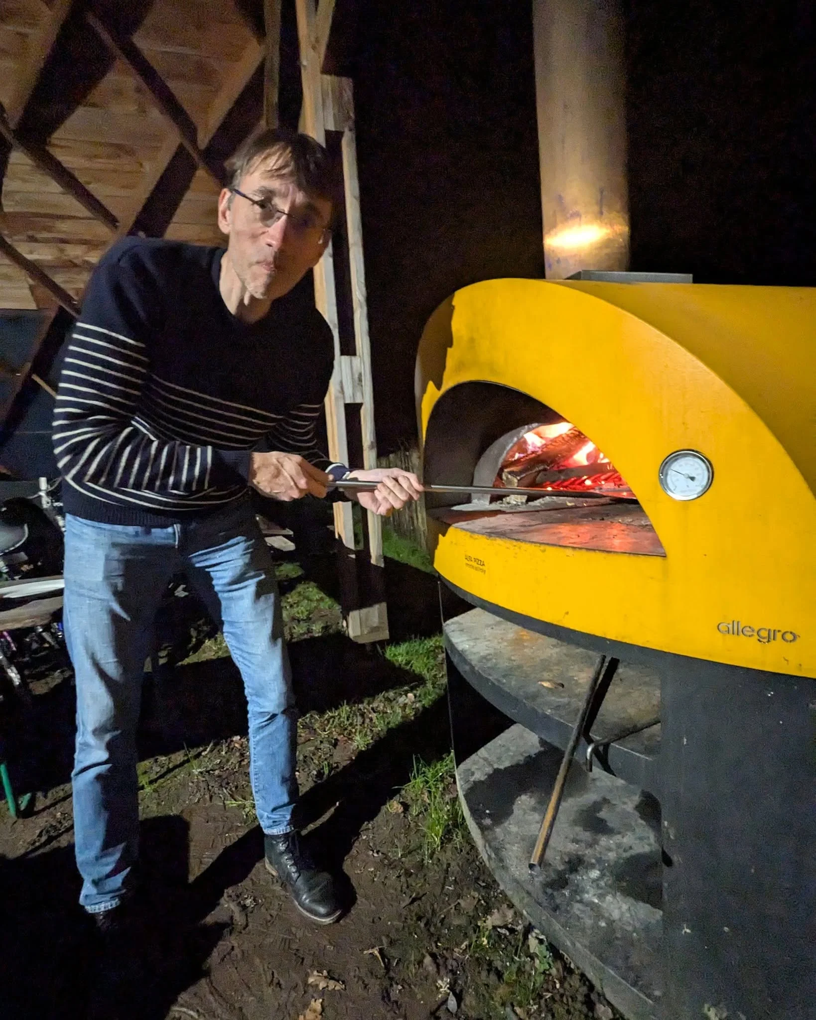 Dominique enfourne sa pizza